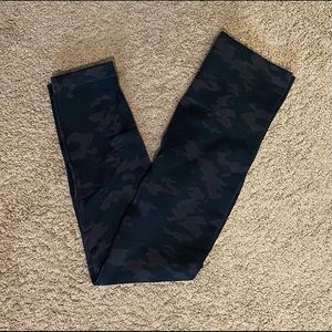 Spanx Seamless Black Camo Leggings, size Large